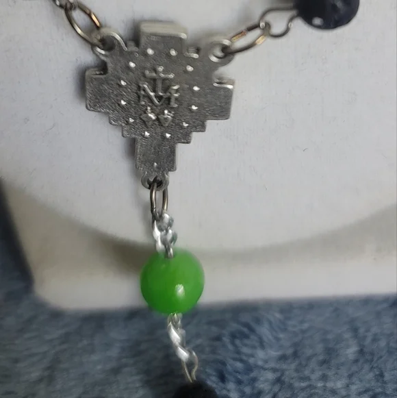 Elegant Rosary Beads Silver & Green Beaded Necklace with Miraculous Medal 19.5" - Picture 4 of 6